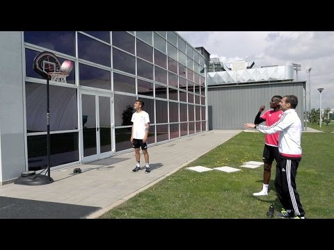 Juventus Shot Challenge: Allegri vs Pogba – Basketball edition