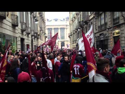 Tifosi granata ballano davanti lo Juve-store