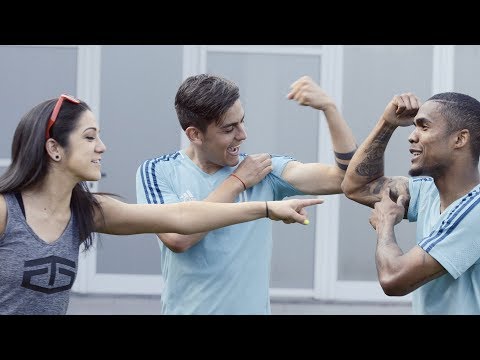 WWE SHOWDOWN! Paulo Dybala & Douglas Costa meet Jinder Mahal & Bayley